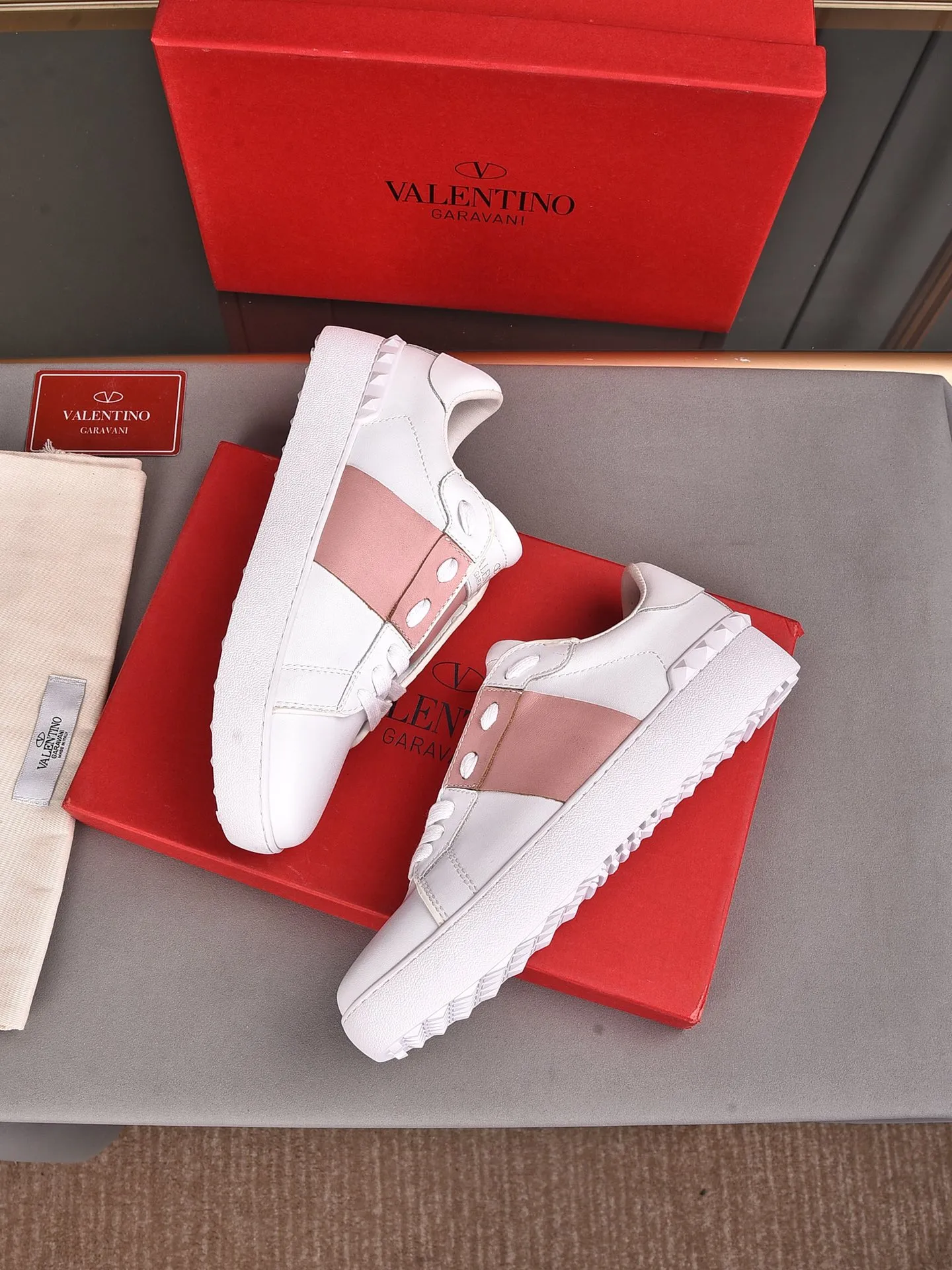 Men's shoes 440💰 (men and women couples) Valentino classic color matching series casual shoes. Made with heavy craftsmanship, good products pay attention to every detail. A must-have trendy item that can be worn all year round, it has been worn by many celebrities and Internet celebrities~~Imported cowhide surface, unique design concept, sheepskin lining, counter quality. Women’s clothing 35-40. Men’s clothing 39-44, 45-46 (returns and exchanges are not supported for custom-made items)